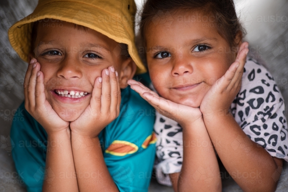 Young First Nations girl and boy playing together in a tunnel - Australian Stock Image