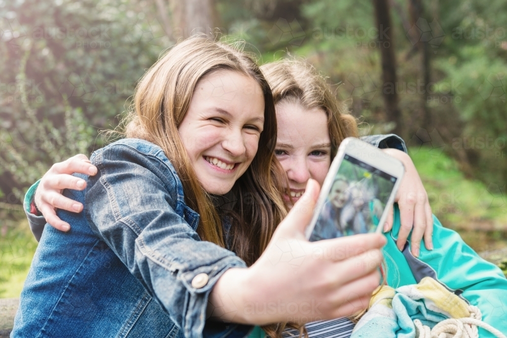 Image of young teen girls take a selfie together - Austockphoto