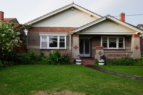 A California bungalow style house in the suburbs - Australian Stock Image