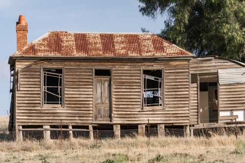 An abandoned weatherboard farmhouse in disrepair - Australian Stock Image