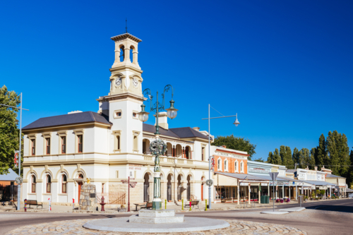 BEECHWORTH, AUSTRALIA - JANUARY 1 2025: Historic Beechworth town centre on a warm summer's day - Australian Stock Image