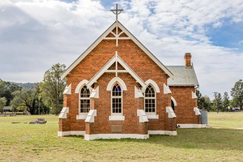 Broke Fordwich Country Church front on - Australian Stock Image