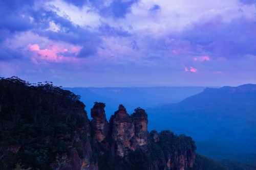 Dramatic clouded dusk sky over The Three Sisters in Blue Mountains - Australian Stock Image