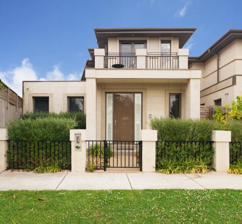 Facade of a contemporary luxury townhouse in Melbourne Australia - Australian Stock Image