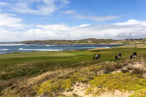 Golfers leave the green on Ocean Dunes Golf Course - Australian Stock Image
