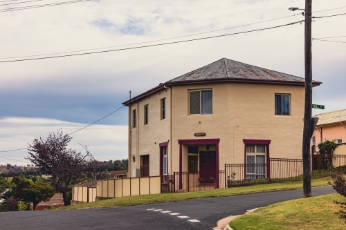 Historic home on the side of a hill at Bathurst - Australian Stock Image