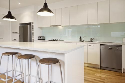 Pendant lighting and bar stools in modern townhouse