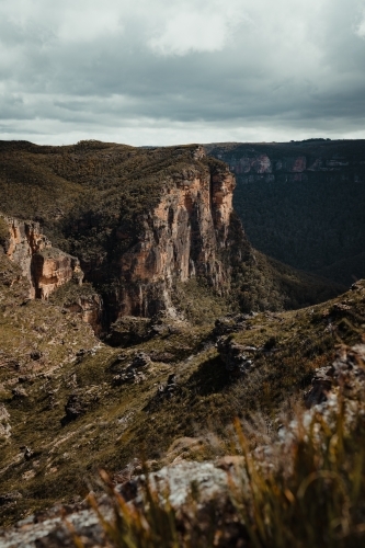 Rugged cliff face view near the summit of the Lockleys Pylon Walking Track - Australian Stock Image