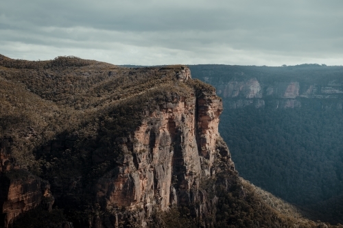 Rugged cliff face view near the summit of the Lockleys Pylon Walking Track - Australian Stock Image