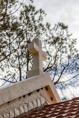 Stone cross on top of Reedy Creek country church - Australian Stock Image