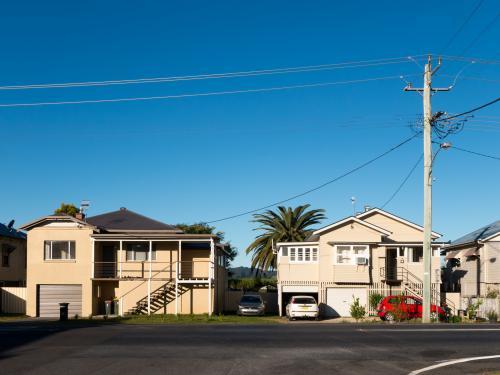 Street view of Queenslander style housing on the north coast of NSW - Australian Stock Image