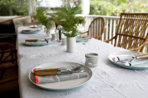 Table setting for lunch