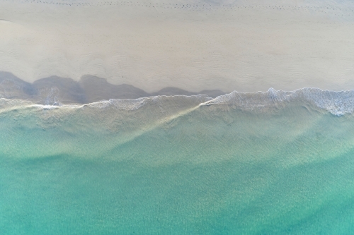 Turquoise ocean water and a sandy beach in Perth, Western Australia. - Australian Stock Image