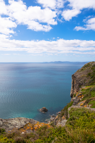 View of blue ocean from the top of a cliff - Australian Stock Image