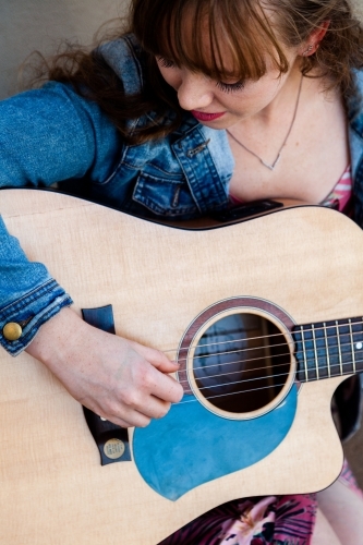 Young woman busking on the street - Australian Stock Image